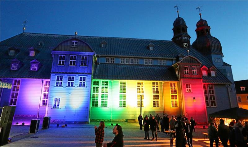 Ein Zeichen für Vielfalt und Toleranz: Die Clausthaler Marktkirche erstrahlt anlässlich des Tages gegen Homophobie in Regenbogenfarben. Foto: Neuendorf