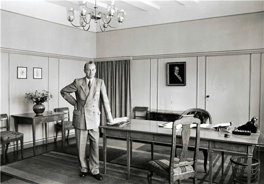 Ein Zeit-Dokument: Oberstadtdirektor Helmut Schneider am Chef-Schreibtisch in der Goslarer Verwaltung. Foto: Stadtarchiv Goslar