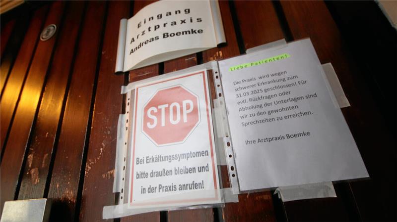 Liebenburger Hausarzt schließt Praxis aus gesundheitlichen Gründen Ein Zettel am Eingang weist darauf hin, dass die Arztpraxis Boemke zum 31. März endgültig schließt.