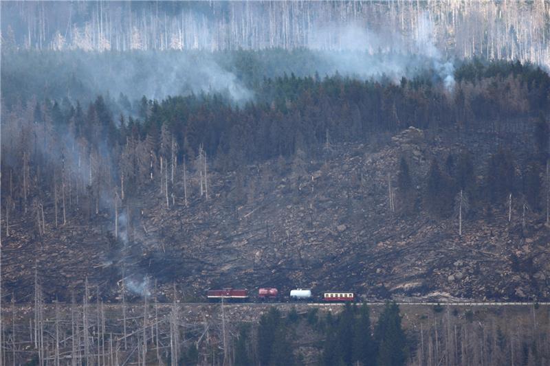 Brocken-Brand: Löschflugzeuge nach Harz-Einsatz zurück in Rom Ein Zug der Harzer Schmalspurbahn HSB unterstützt die Brandbekämpfung am Brocken mit der Wasserversorgung. Am Brocken brennen derzeit große Waldflächen. Foto: Matthias Bein, dpa
