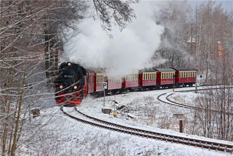 Schnee sorgt für Winterlandschaften in Erzgebirge und Harz Ein Zug der Harzer Schmalspurbahnen fährt am Bahnhof Drei-Annen-Hohne ab.