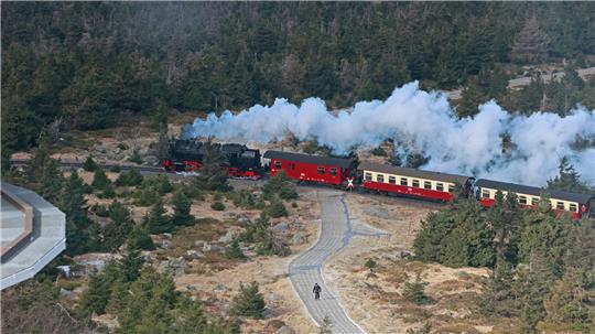 Ein Zug der Harzer Schmalspurbahnen kommt auf dem Brocken an. (Symbolfoto)