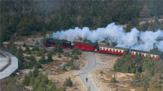 Ein Zug der Harzer Schmalspurbahnen kommt auf dem Brocken an. Die Dampfloks werden immer wieder verdächtigt, für Waldbrände verantwortlich zu sein. Eine Umstellung auf Diesel soll nun für mehr Sicherheit sorgen.