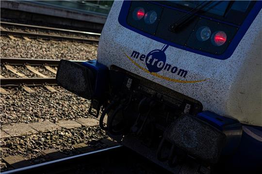 Ein Zug der Metronom Eisenbahngesellschaft steht am Bahnhof. Foto: dpa