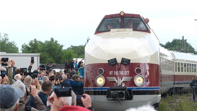 Ein Zug vom Typ SVT passiert den Bahnhof Radebeul-Ost. Nach mehr als fünf Jahren Restaurierung rollt der historische Schnellzug SVT Görlitz aus den 1960er Jahren wieder. 