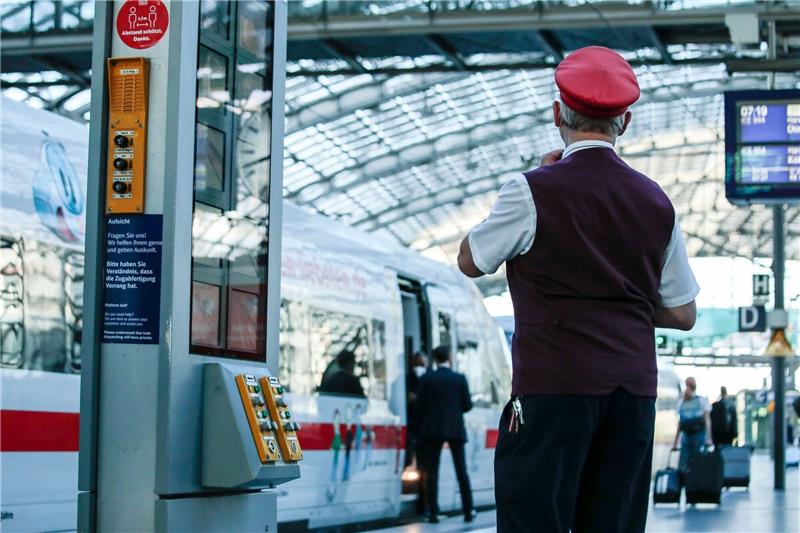 Tausende neue Leute für eine bessere Bahn gesucht Ein Zugbegleiter am Berliner Hauptbahnhof.