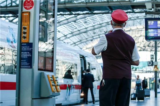 Ein Zugbegleiter am Berliner Hauptbahnhof.