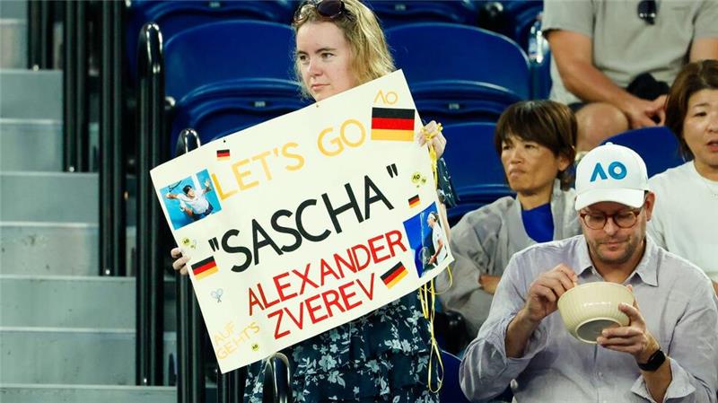 Ein Zverev-Fan mit einem Plakat.