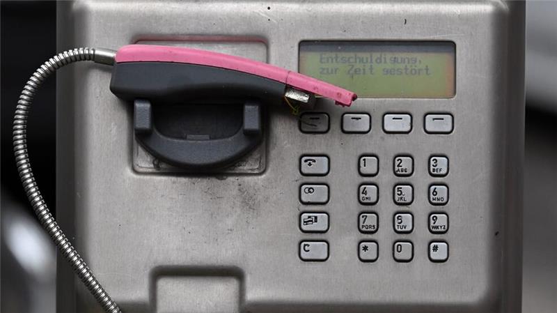 Elektroschrott am Wegesrand: Telefonzellen-Abbau dauert noch Ein abgebrochener Telefonhörer liegt in der Halterung eines deaktivierten Fernsprechers.