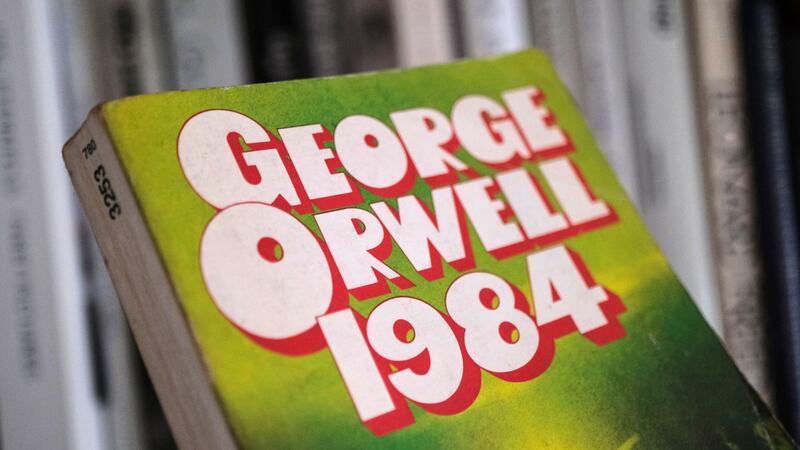 Ein ältere Ausgabe des Romans „1984“ von George Orwell.