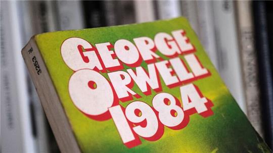 Ein ältere Ausgabe des Romans „1984“ von George Orwell.