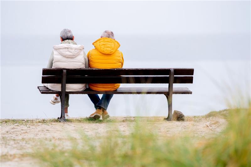 Prognose: Renten steigen nächstes Jahr um bis zu 4,2 Prozent Ein älteres Pärchen schaut im niedersächsischen Harlesiel aufs Meer.