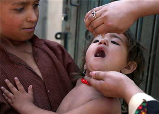 Ein afghanisches Kind wird im Rahmen einer Kampagne gegen Polio geimpft.
