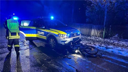 Ein alkoholisierter Motorradfahrer liefert sich eine Verfolgung mit der Polizei. In der Robert-Koch-Straße kommt es zum Zusammenstoß.