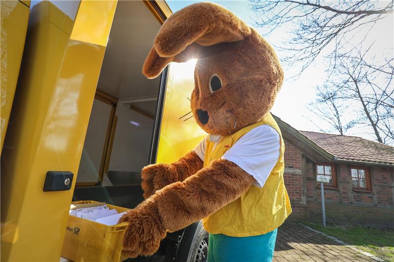 Mehr als 12.000 Briefe an den Osterhasen Ein als Hanni Hase verkleideter Mann holt Briefe für das Osterpostamt in Ostereistedt ab.