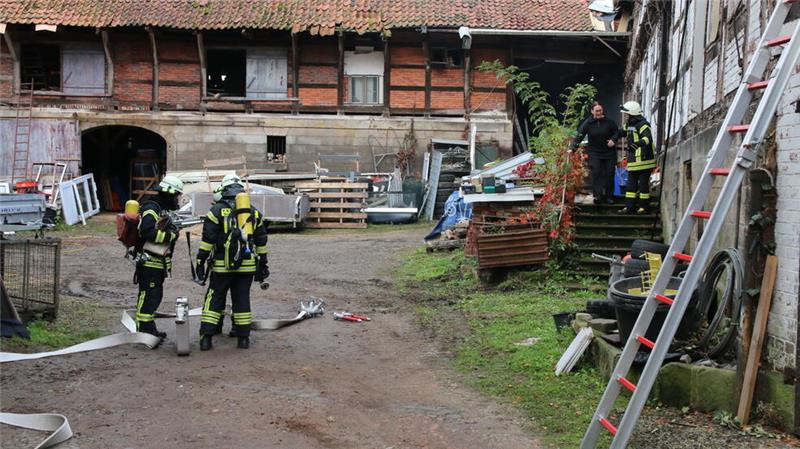 Kreisfeuerwehr Northeim beschert Blaulichtgewitter über Upen Ein alter Bauernhof in Upen wurde zum Übungsobjekt.