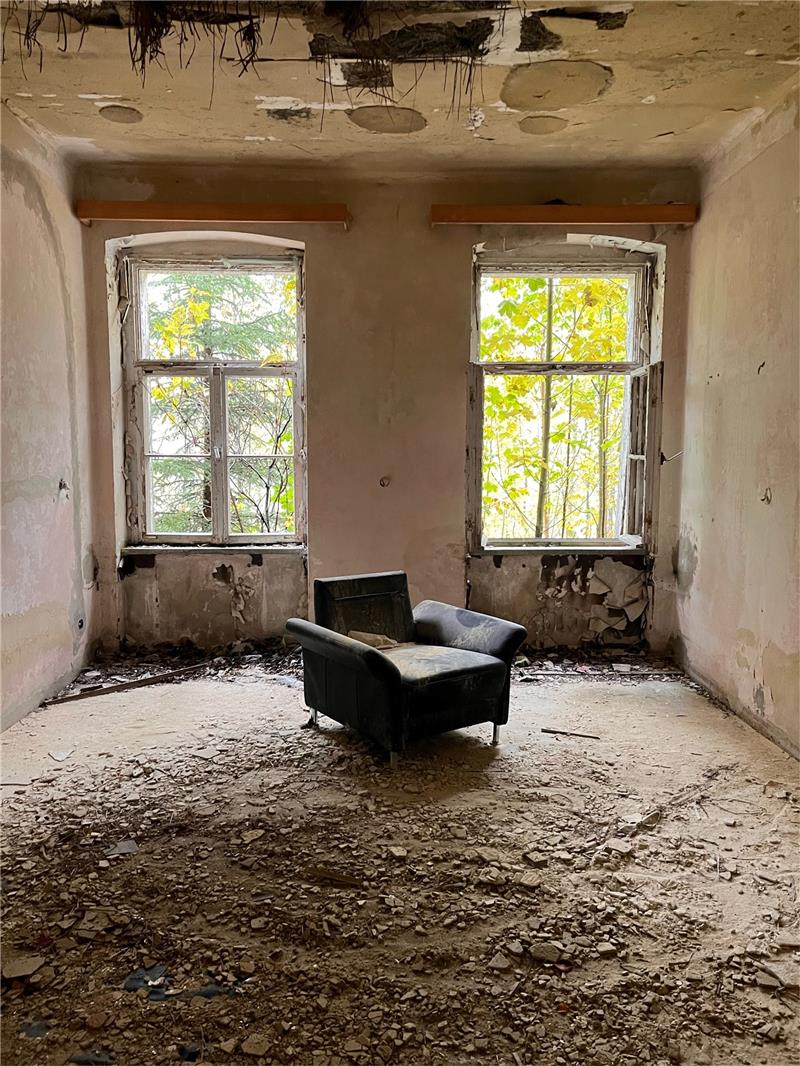 Kinder gruseln sich in der alten Lungenheilanstalt in Sorge Ein alter Sessel steht im verlassenen Gebäude. Foto: Privat