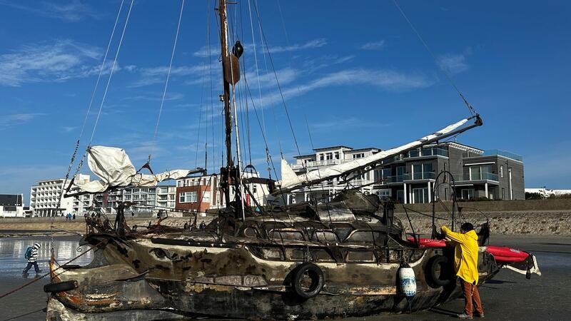 Ein am Weststrand der Insel Norderney gestrandetes Segelschiff.