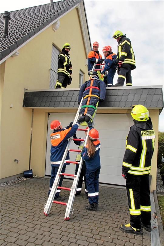 Ein anderes Einsatzszenario beim Othfresener Berufsfeuerwehrtag für den Wehrnachwuchs ist die Personenrettung von einer Terrasse.  Foto: Leifeld