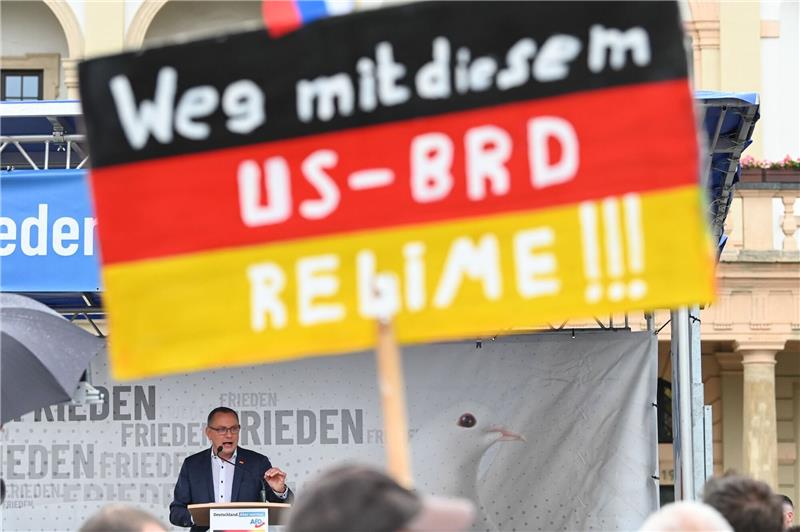 Antiamerikanismus bei AfD-Wählern besonders stark ausgeprägt Ein antiamerikanisches Plakat auf einer AfD-Kundgebung mit Bundessprecher Tino Chrupalla in Magdeburg (Archivbild).