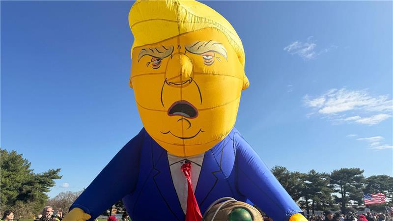 Ein aufblasbarer Ballon mit dem Abbild von US-Präsident Donald Trump ragt über eine Menschenmenge während einer „No Kings“-Demonstration.