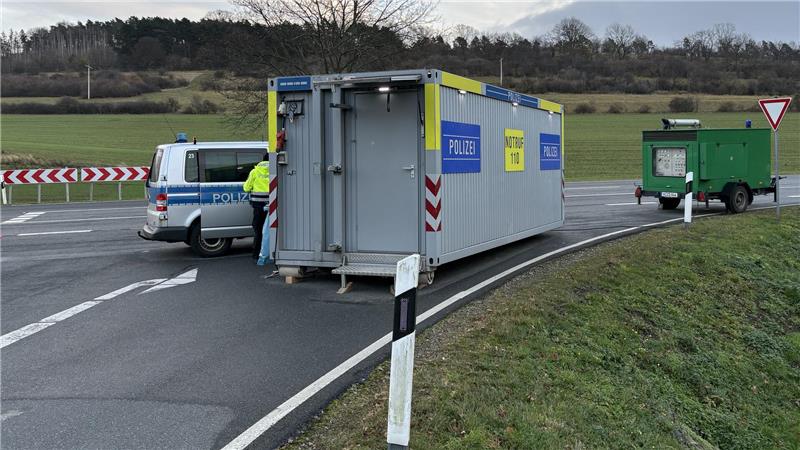 Vorsichtsmaßnahme gegen Einbrüche: Polizei stoppt 256 Fahrzeuge Ein Container der Polizei zur Datenabfrage steht auf einer Straße im Zuge einer Polizeikontrolle