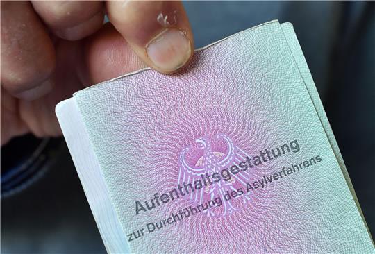 Ein aus Syrien geflüchteter Mann mit seiner Aufenthaltsgestattung.