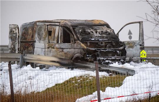 Ein ausgebrannter Geldtransporter steht an der Anschlussstelle Gützkow.