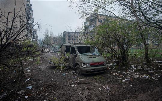Ein ausgebranntes Auto in der schwer umkämpften Stadt Bachmut.