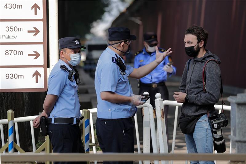 Ausländische Reporter beklagen Arbeitsbedingungen in China Ein ausländischer Journalist wird in Peking von Polizisten angehalten und befragt, nachdem er versucht hatte, die Busse von Delegierten des chinesischen Volkskongresses zu fotografieren (Archivbild).