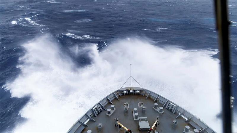 Australien wappnet sich für Zyklon - Extremruderer gerettet Ein australisches Marineschiff kämpfte sich durch meterhohe Wellen, um den Extrem-Ruderer zu retten.