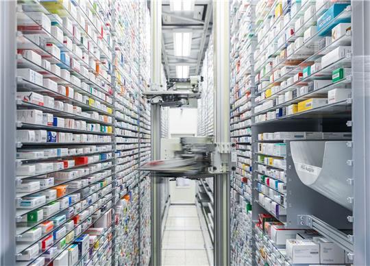 Ein automatisiertes Medikamentenlager in einer Apotheke.: Die Hersteller beklagen steigende Kosten bei zugleich strenger Preisregulierung in Deutschland.