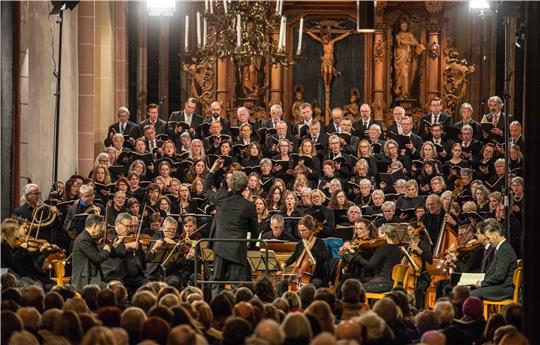 Ein beeindruckender Klangkörper: 140 Mitwirkende werden von Gerald de Vries dirigiert. Fotos: Schenk
