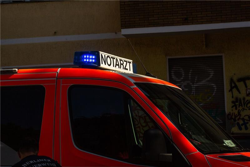 Passant rettet Rollstuhlfahrer aus einem Fluss Ein beherzter Passant hat in Thüringen einen Rollstuhlfahrer aus einem Fluss gezogen.