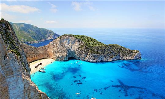 Ein beliebtes Reiseziel im Sommer sind auch dieses Jahr wieder malerische Strände am Meer. Symbolfoto: Pixabay