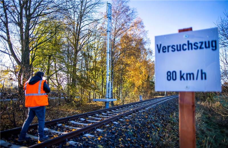 Handynetz an Schienen: 5G-Projekt erprobt besseren Funk Ein bereits aufgestellter Sendemast an einer stillgelegten Bahnstrecke.