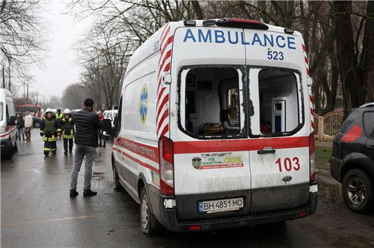 Ein beschädigter Krankenwagen mit zerbrochenen Scheiben nach einem russischen Angriff in Odessa.