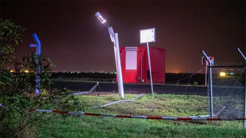 Fahrzeug durchbricht Zaun am Airport Leipzig: Was wir wissen Ein beschädigter Zaun am Flughafen Leipzig/Halle hat einen Polizeieinsatz ausgelöst.