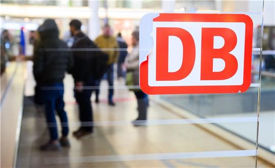 Ein beschädigtes DB-Logo klebt im Hauptbahnhof Hannover.