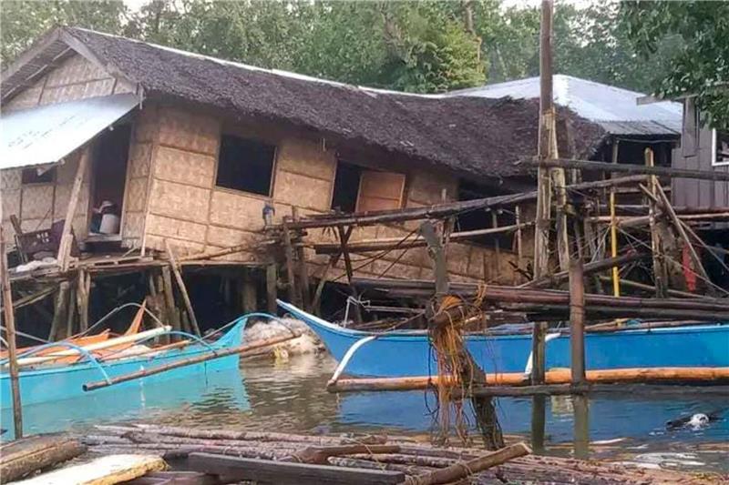 Erde auf den Philippinen kommt nicht zur Ruhe Ein beschädigtes Haus in der Stadt Hinatuan.