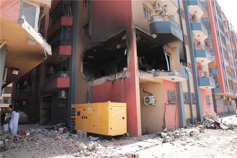 Ein beschädigtes Wohngebäude in Khartum. ist nach Kämpfen zu sehen. Es geht nach aktuellem Stand um die Rettung einer niedrigen dreistelligen Zahl deutscher Staatsbürger aus dem Sudan.