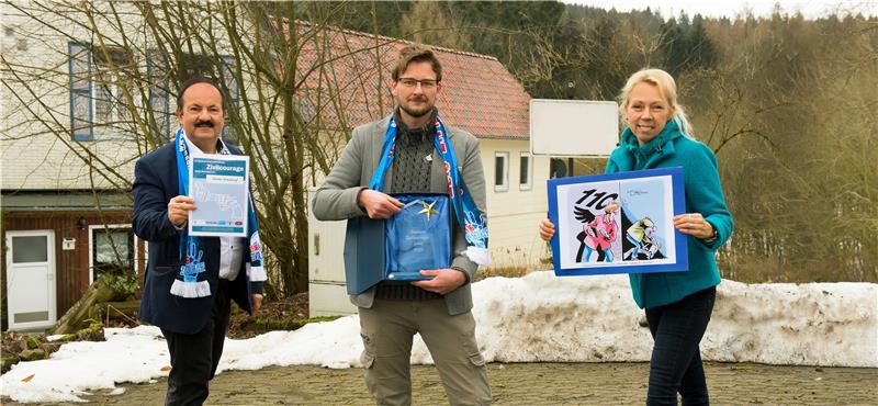 Allein gegen betrunkenen Messerstecher Ein besonderer Pokal für einen Alltagshelden aus Hahnenklee: Günter Koschig (links) und Heike Göttert zeichnen Oliver Weckauf für sein mutiges Eingreifen mit dem Pokal der Goslarer Zivilcourage-Kampagne aus. Foto: Hartmann