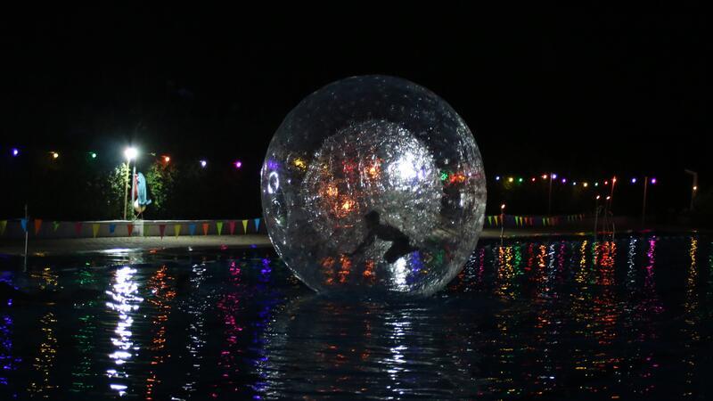 Ein besonderes Gaudi: beim Lichterfest über das Wasser laufen.