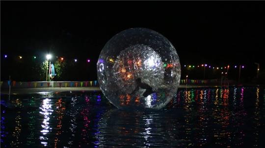 Ein besonderes Gaudi: beim Lichterfest über das Wasser laufen.