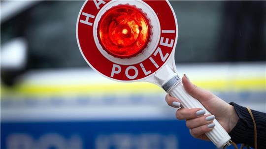 Ein betrunkener Autofahrer ignoriert die Anhaltesignale der Polizei und flüchtet mit überhöhter Geschwindigkeit. (Symbolbild)