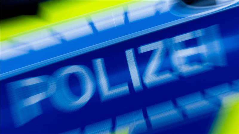Ein betrunkener Autofahrer ist nach einem Unfall geflüchtet, die Polizei schnappte den Mann in seiner Wohnung. (Symbolbild)