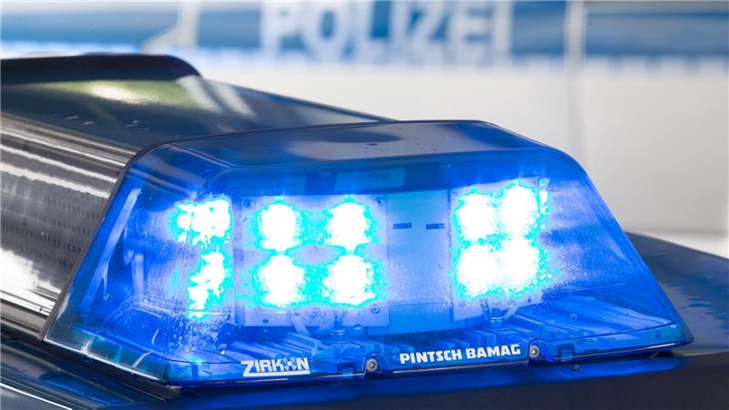 Ein betrunkener Autofahrer kommt mit seinem Wagen von der Straße ab, das Auto überschlägt sich - der Mann wird schwer verletzt. (Symbolbild)