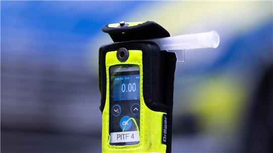 Betrunkener mit 2,8 Promille am Steuer erwischt Ein betrunkener Autofahrer wurde bei Cuxhaven von der Polizei angehalten. (Symbolbild)