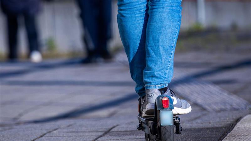 Ein betrunkener E-Scooter-Fahrer wird in Verden von der Polizei angehalten. (Symbolbild)