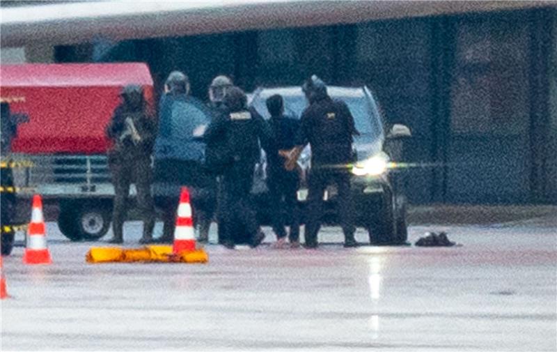 Hamburgs Flughafen-Chef kündigt neue Sicherheitsmaßnahmen an Ein bewaffneter Mann war am Samstagabend mit seinem Auto und seinem vierjährigen Kind auf das Vorfeld des Airports gerast.